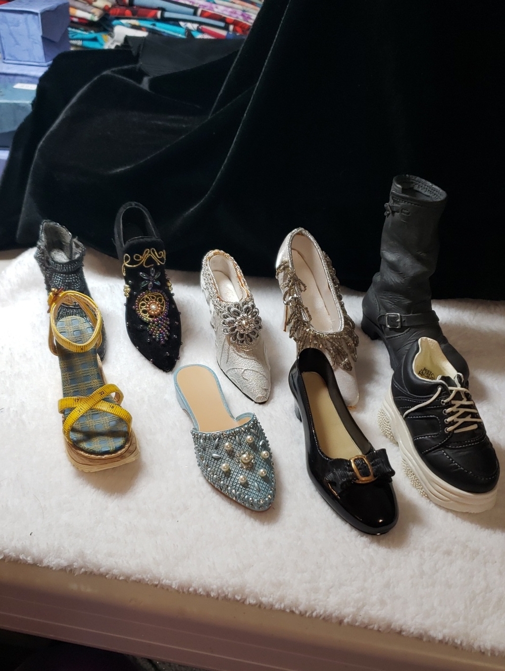 9 RIGHT SHOES - Picture 15 of 16